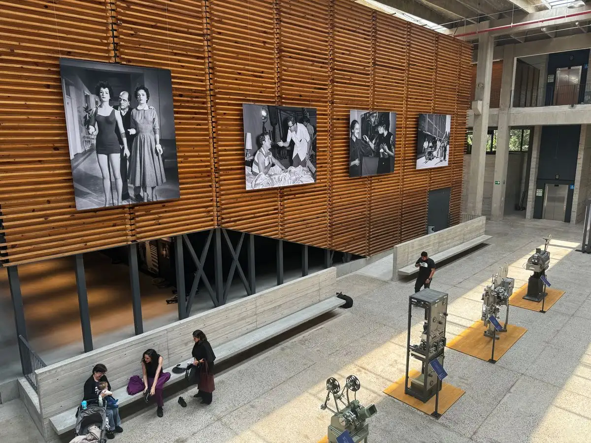 Los visitantes admiraron tres muestras fotográficas, 'El cine invisible', otra que celebra los 80 años de los icónicos Estudios Churubusco y una más que conmemora los 50 años del Centro de Capacitación Cinematográfica. Foto
