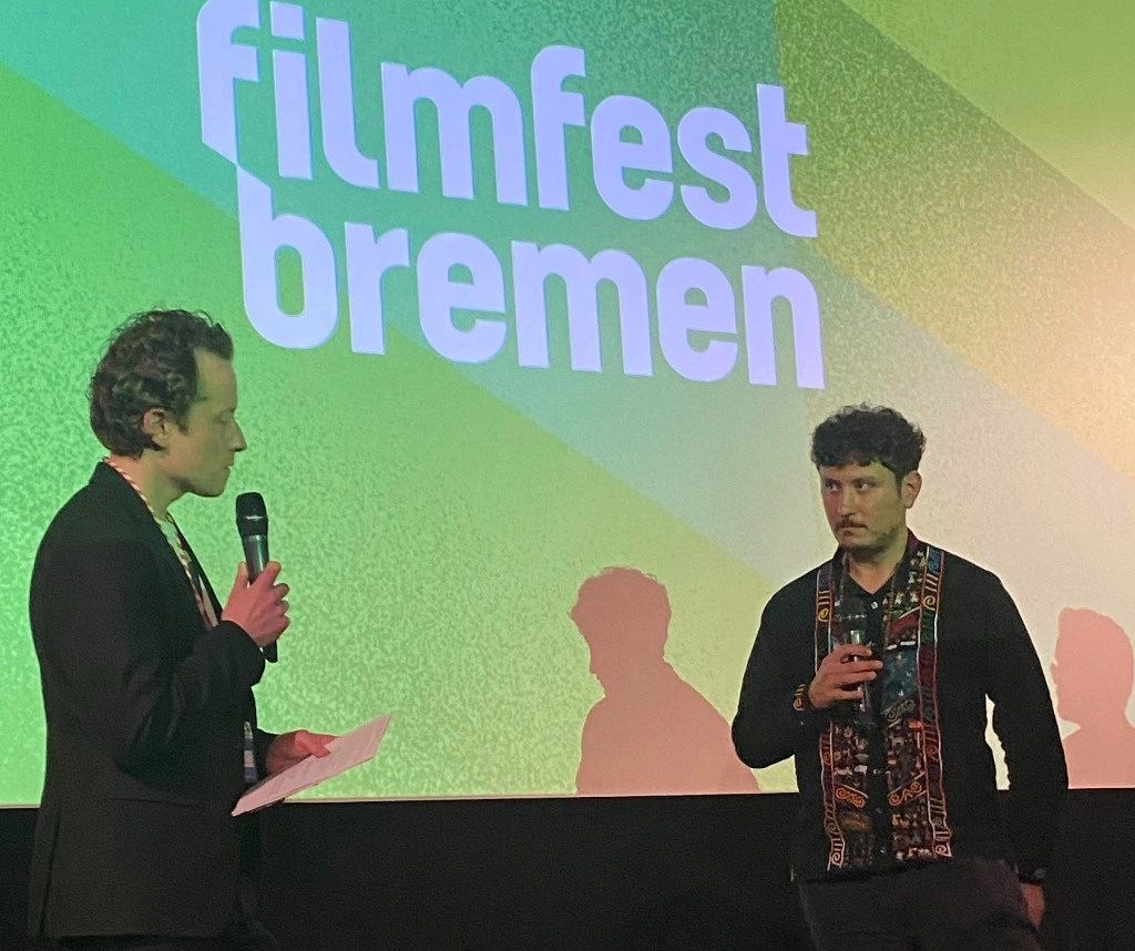 Axel Javier Sulzbacher a la derecha ataviado con camisa bordada de Michoacán en la presentación del documental ‘Black Water, Green Gold’. Foto Alia Lira Hartmann  