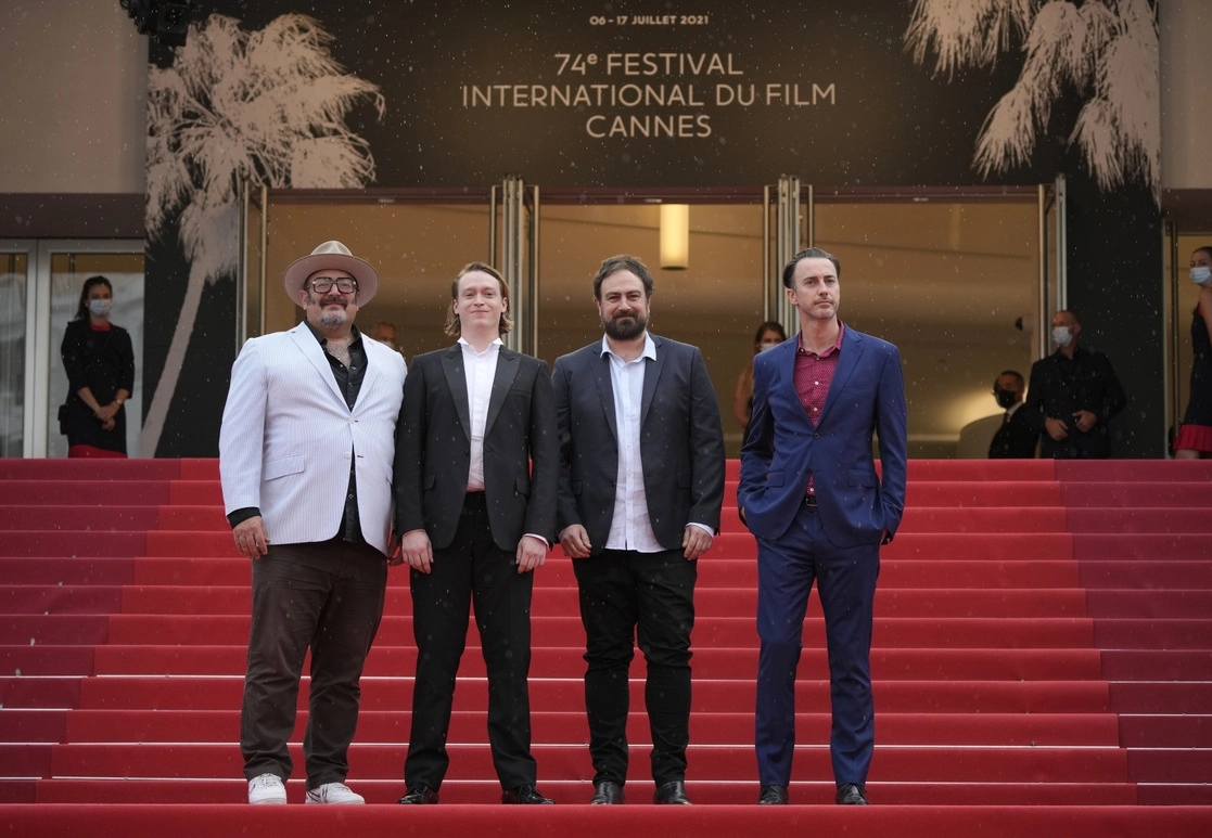 De izquierda a derecha posan Nick Batzia, Caleb Landry Jones, el director Justin Kurzel y Shaun Grant al llegar al estreno de la película 'Nitram' en el 74 festival internacional de cine de Cannes, el 16 de julio de 2021. Foto Ap
