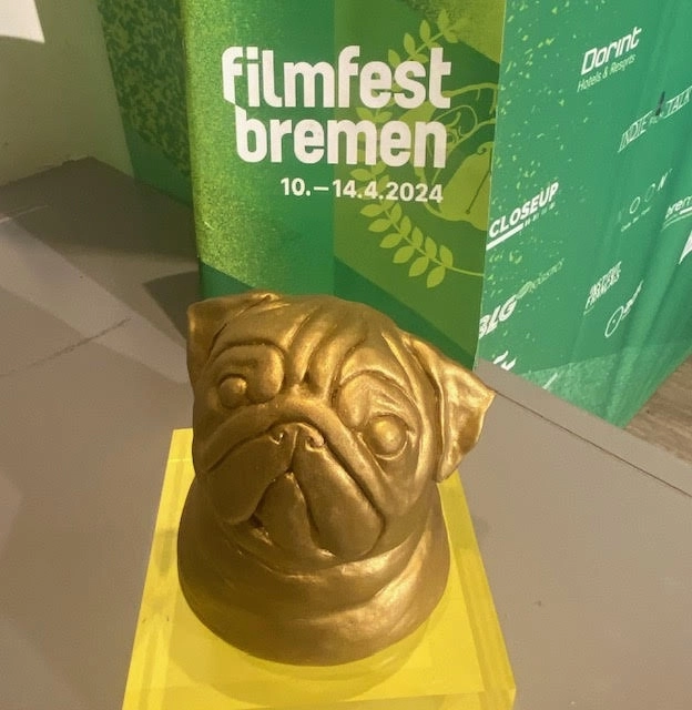 El 'Pug de Oro', el premio entregado en el Festival de Cine Internacional de Bremen Alemania. Foto Alia Lira Hartmann