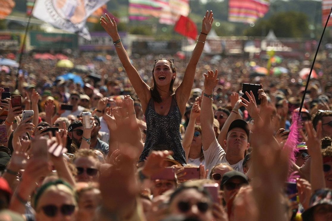 Miles de asistentes disfrutan de la actuación del cantautor escocés Lewis Capaldi en el Festival de Música y Artes Escénicas de Glastonbury, en Worthy Farm, cerca del pueblo de Piltonm en Somerset, Inglaterra, el 29 de junio de 2019. Foto Afp