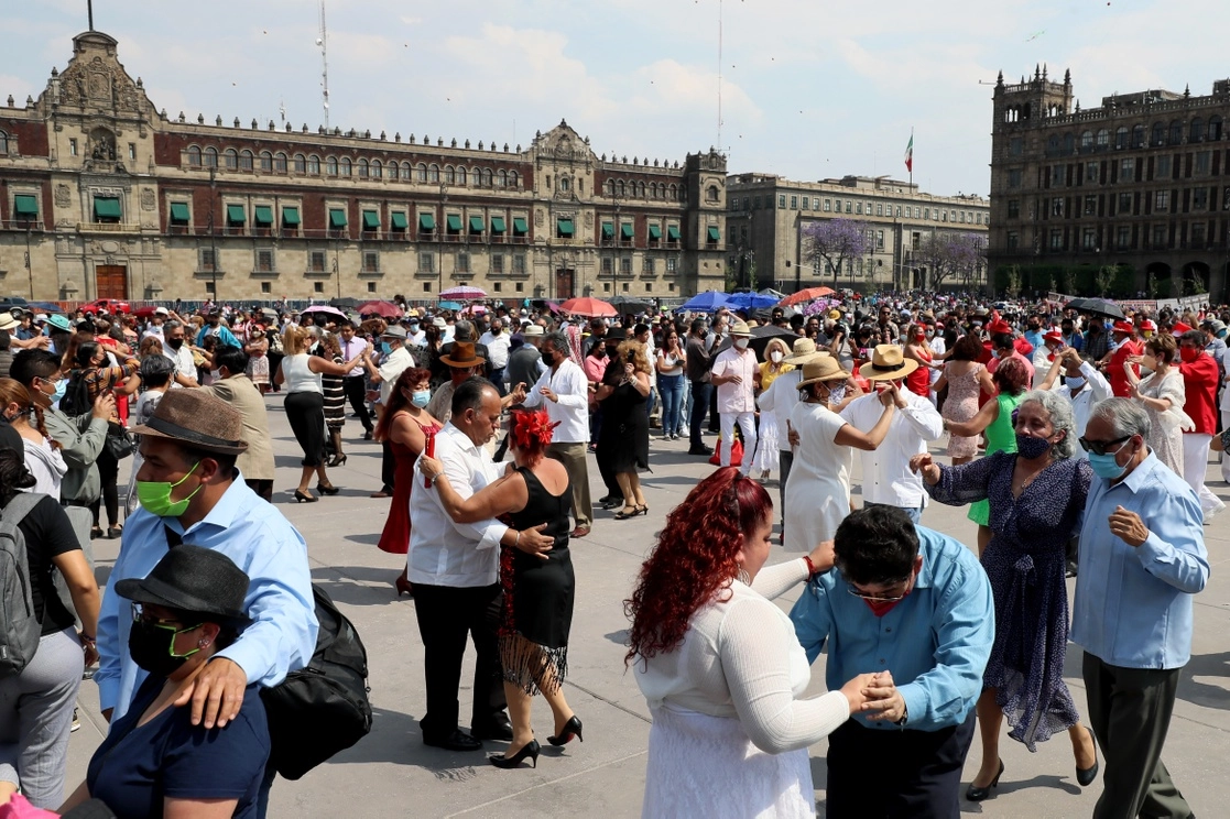 Decenas de personas bailan en la plancha de Zócalo capitalino, al ritmo de la música de Acerina y su Danzonera, en el marco del Festival de Primavera, el 20 de marzo del 2022. Foto Roberto García Ortiz
