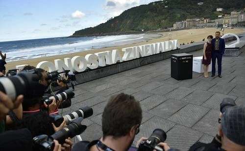 Este año no habrá fiesta de inauguración en el Festival de Cine de San Sebastián, pero sí alfombra roja, que esta vez, para evitar contagios, será sin público, sólo acudirá la prensa. En la imagen, los actores Claire Foy y Ryan Gosling en el encuentro cinematográfico en 2018. Foto Ap / Archivo