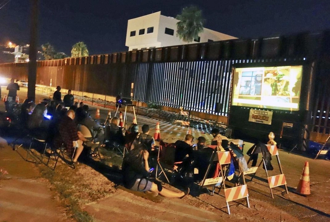 La actividad central será 'Film on the Fence', evento en el que se proyectará al mismo tiempo la misma película a dos públicos divididos por la geografía; unos la verán en Nogales, Sonora y otros en Nogales, Arizona. Foto 