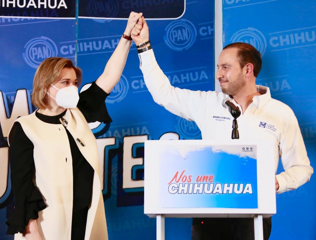 María Eugenia Campos Galván es la precandidata del PAN a la gubernatura de Chihuahua; en la imagen junto a Marko Cortés