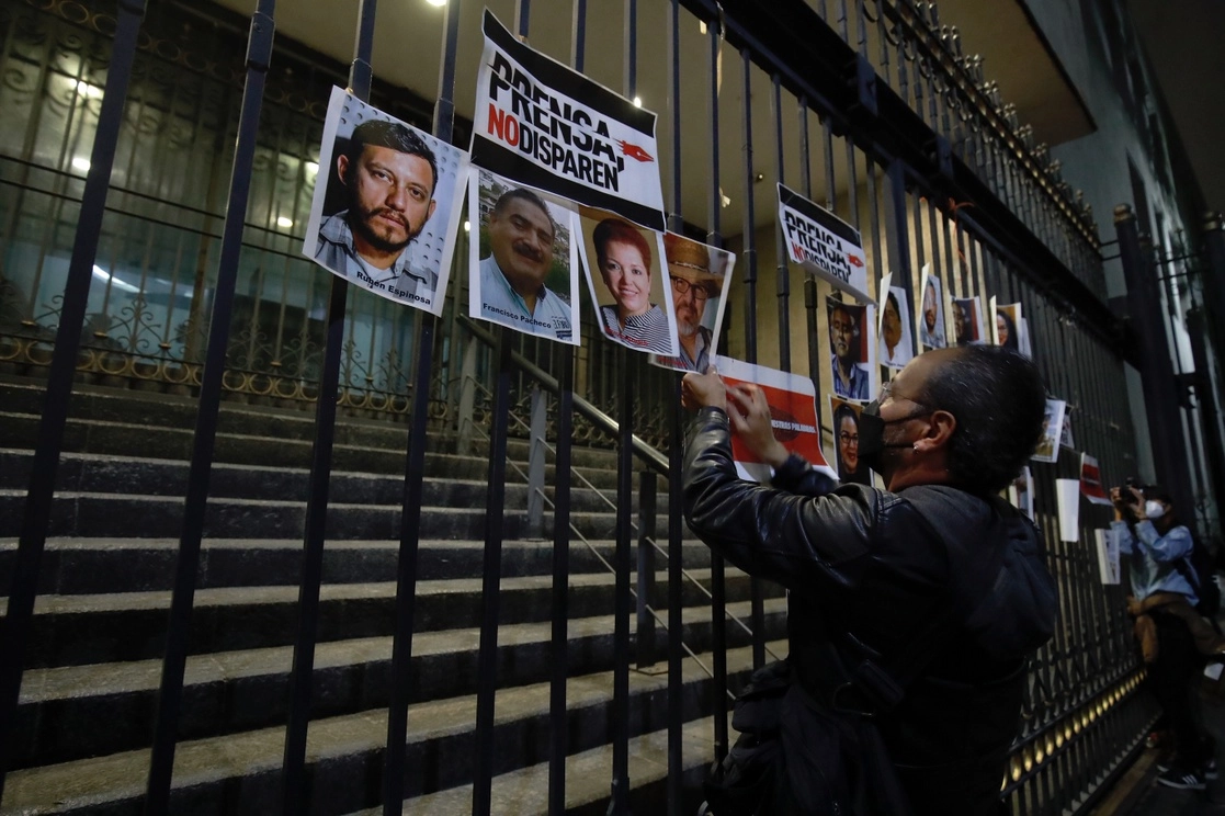 Periodistas protestan frente a la Secretaría de Gobernación por la violencia ejercida contra los comunicadores. Foto Cristina Rodríguez / Archivo