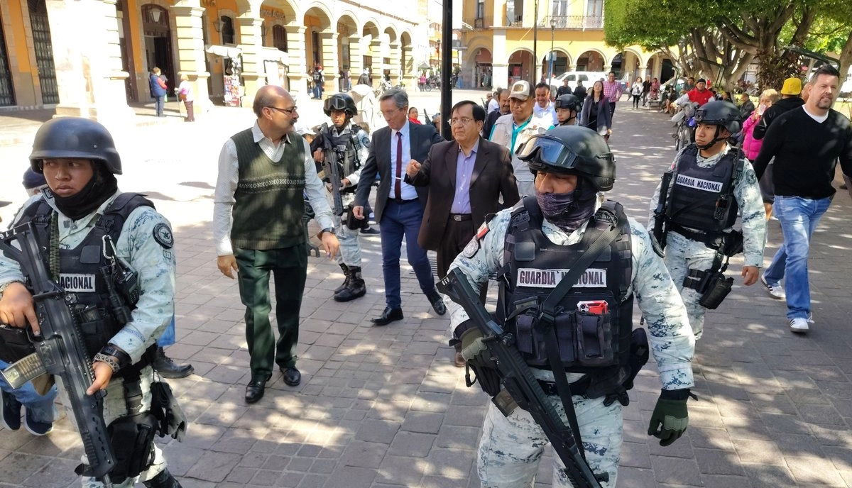 Juan Miguel Ramírez Sánchez (traje café), presidente municipal de Celaya, informó que en su momento dio a conocer a la Defensa y a la Secretaría de Seguridad los acercamientos que tuvo el crimen organizado con él. Foto 