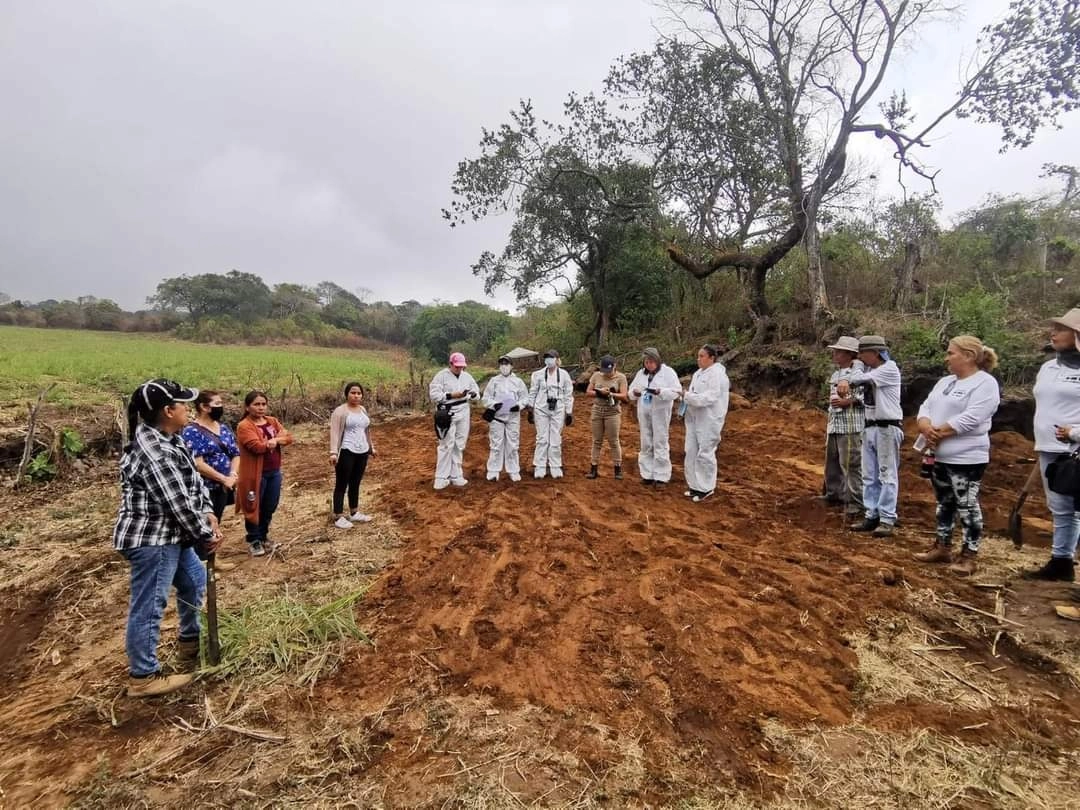 Personal de la FGE realiza trabajos para trasladaslos restos hallados en una fosa clandestina de Tepic, Nayarit. Foto Cortesía FGE Nayarit
