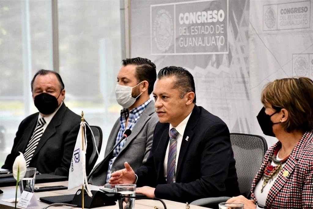 El procurador de DH de Guanajuato, Vicente Esqueda Méndez (c) en imagen de archivo. Foto tomada de la cuenta de Twitter @PRODHEG
