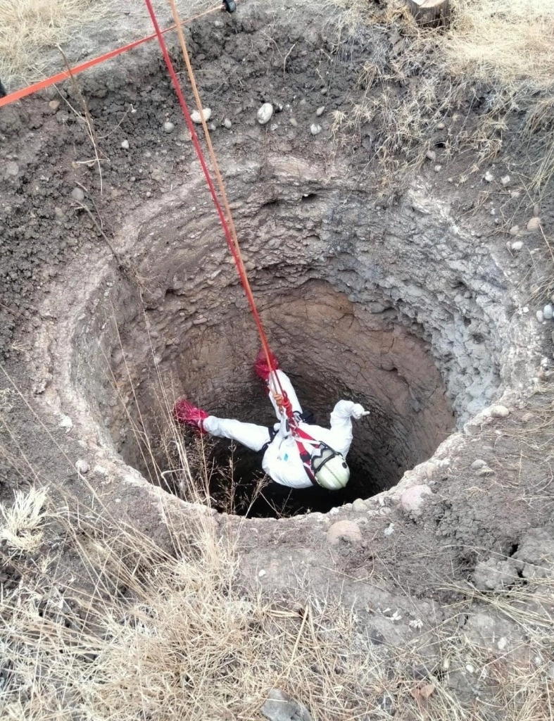 Aún el martes, el equipo efectuó un descenso más para confirmar que no había más restos en la fosa clandestina. Foto tomada de Facebook cuenta del medio local Veraz noticias y comentarios.

