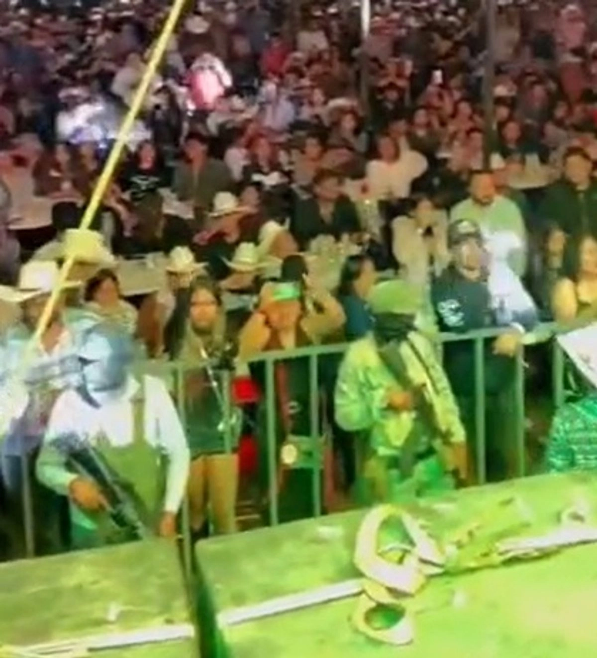 Personas armadas durante el concierto. Imagen tomada de video difundido en 