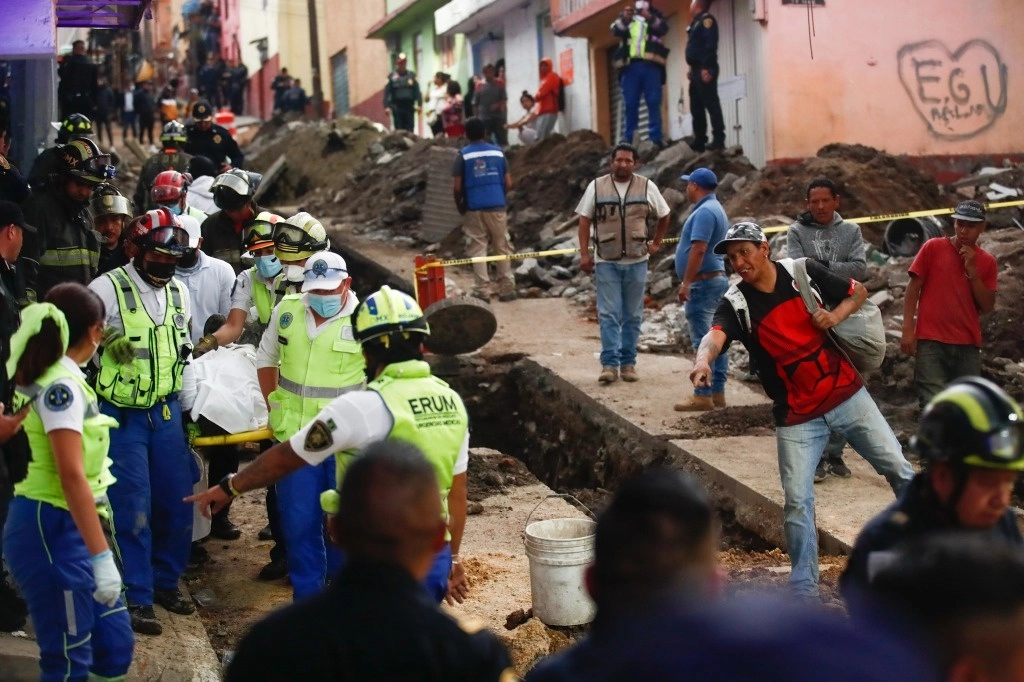 La Fiscalía General de Justicia capitalina investiga los hechos en los que una persona falleció y una más resultó lesionada al caer ayer por un derrumbe en obras para la colocación de un tubo de drenaje en la colonia Olivar del Conde, alcaldía Álvaro Obregón. Foto Víctor Camacho
