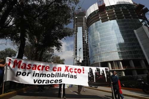 Vecinos del pueblo de Xoco, delegación Benito Juárez, bloquearon avenida Universidad y Mayorazgo contra las construcciones en la zona. Foto Alfredo Domínguez/ archivo