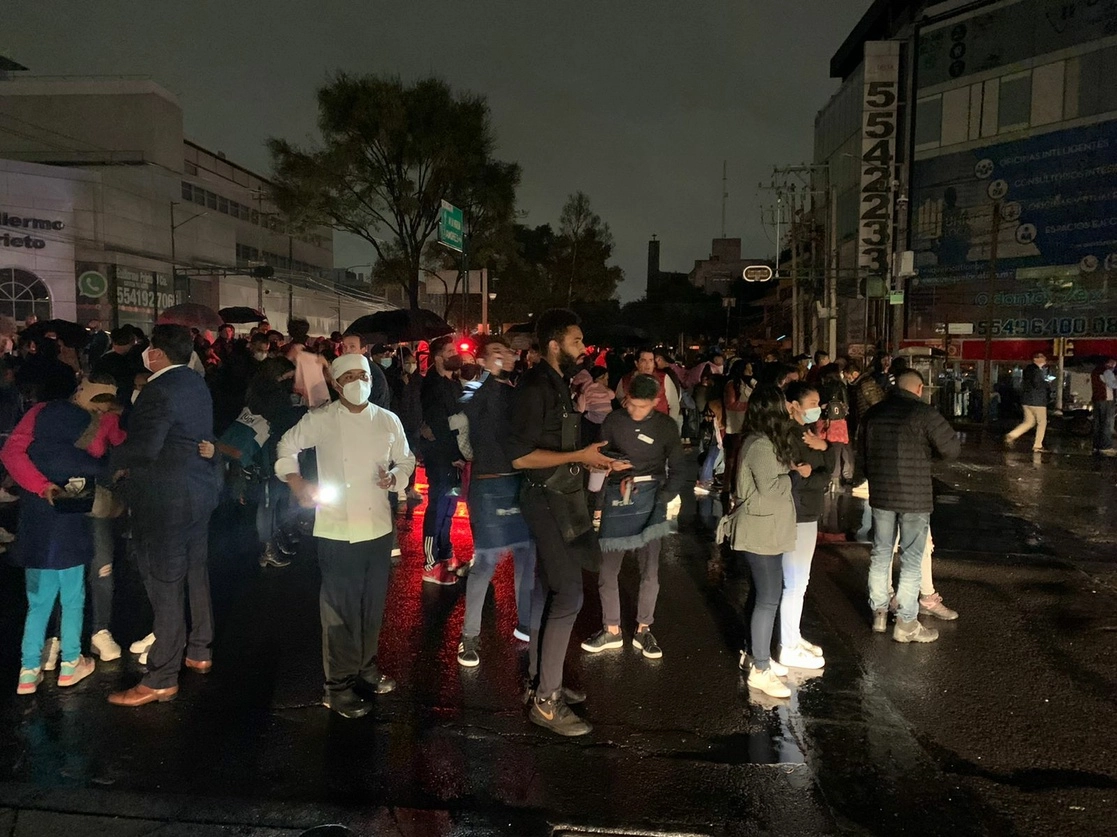 Personas desalojan inmuebles durante el sismo. Foto Marco Peláez 