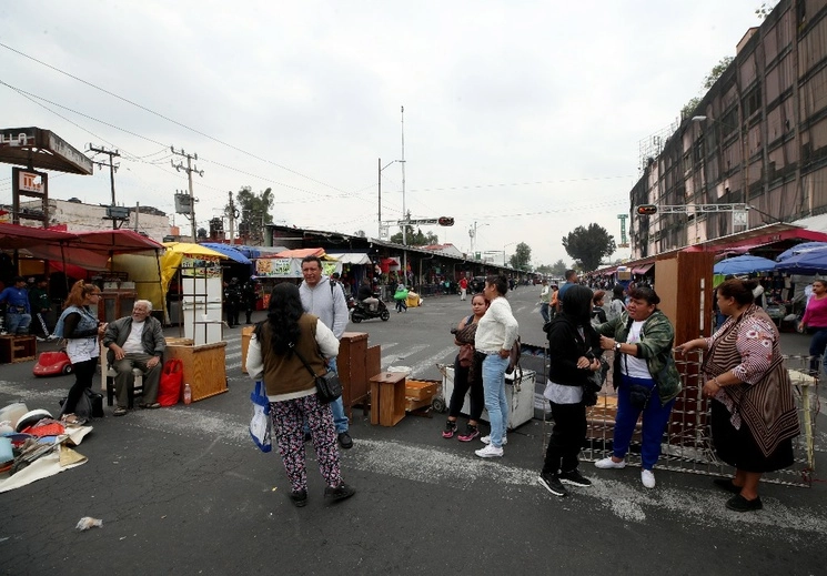 Vecinos desalojados del inmueble ubicado en la calle Argentina 110, en el Centro Histórico. Foto Alfredo Domínguez  