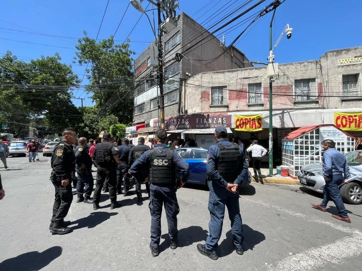 Policías y equipos de emergencia acudieron a la colonia Doctores, frente a los tribunales, donde una mujer recibió cuatro balazos al salir del recinto, en la Ciudad de México, el 13 de junio de 2023. Foto Alfredo Domínguez