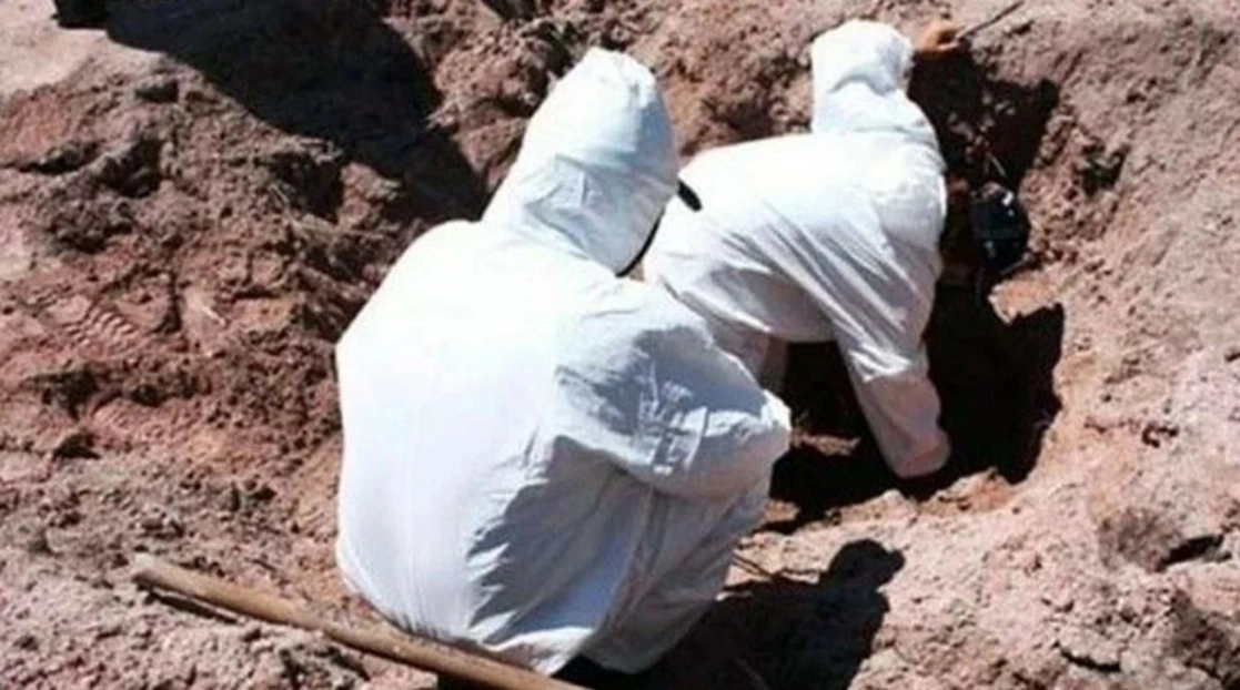 Personal de la Fiscalía de Colima, en una fosa clandestina de Tecomán. Foto FGE Colima / Archivo
