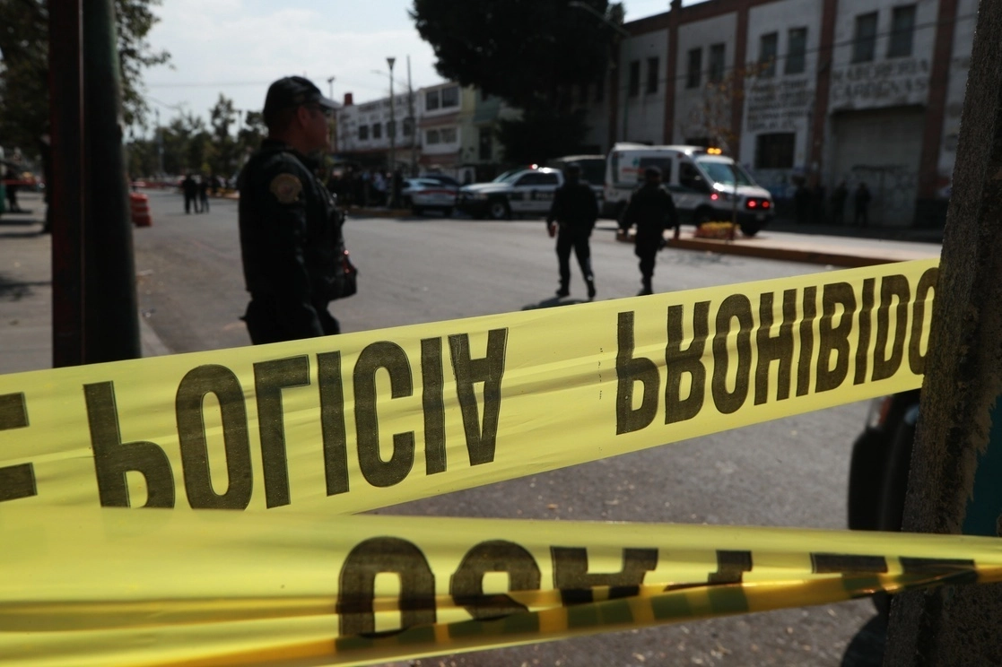 Policías capitalinos en operativo en la colonia Morelos. Foto Alfredo Domínguez / Archivo