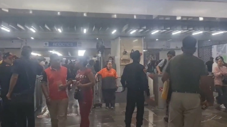 El tren fue desalojado de inmediato; así como los andenes de la estación con el apoyo de elementos de seguridad y de protección civil del organismo, quienes dieron parte al agente del Ministerio Público. Foto tomada de Twitter.