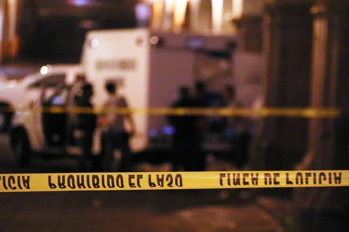 El agente del Ministerio Público de la Fiscalía Especializada para la Investigación del Delito de Feminicidio activó el protocolo correspondiente, por la muerte de la mujer; mientras que el hombre fue trasladado a un hospital bajo custodia policial. Foto Cuartoscuro / Archivo
