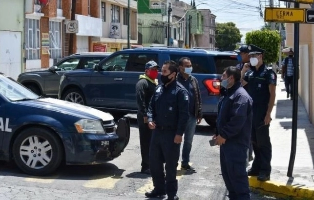 Ante una posible amenaza, uno de los uniformados desenfundó su arma de cargo y ordenó al individuo dejar el arma punzocortante, desvaneciéndose el adulto mayor. Foto Cuartoscuro/ archivo