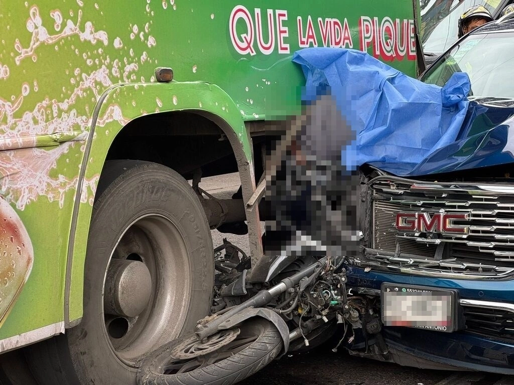 Un presunto asaltante fue atropellado por su víctima cuando pretendía despojarlo de sus pertenencias al circular por el Eje 5 Sur, al cruce con La Viga, en la alcaldía Iztapalapa, en la Ciudad de México, el 2 de octubre de 2024. Foto Alfredo Domínguez


