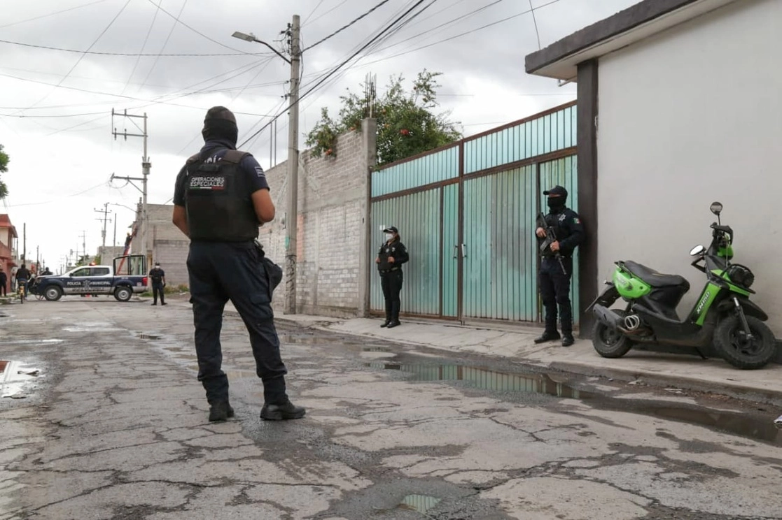 En ese lugar se ejercían funciones notariales a su nombre y se elaboraban escrituras y trámites inherentes a dicha función, sin tener la autorización para ejercer dicho acto. Foto La Jornada / archivo