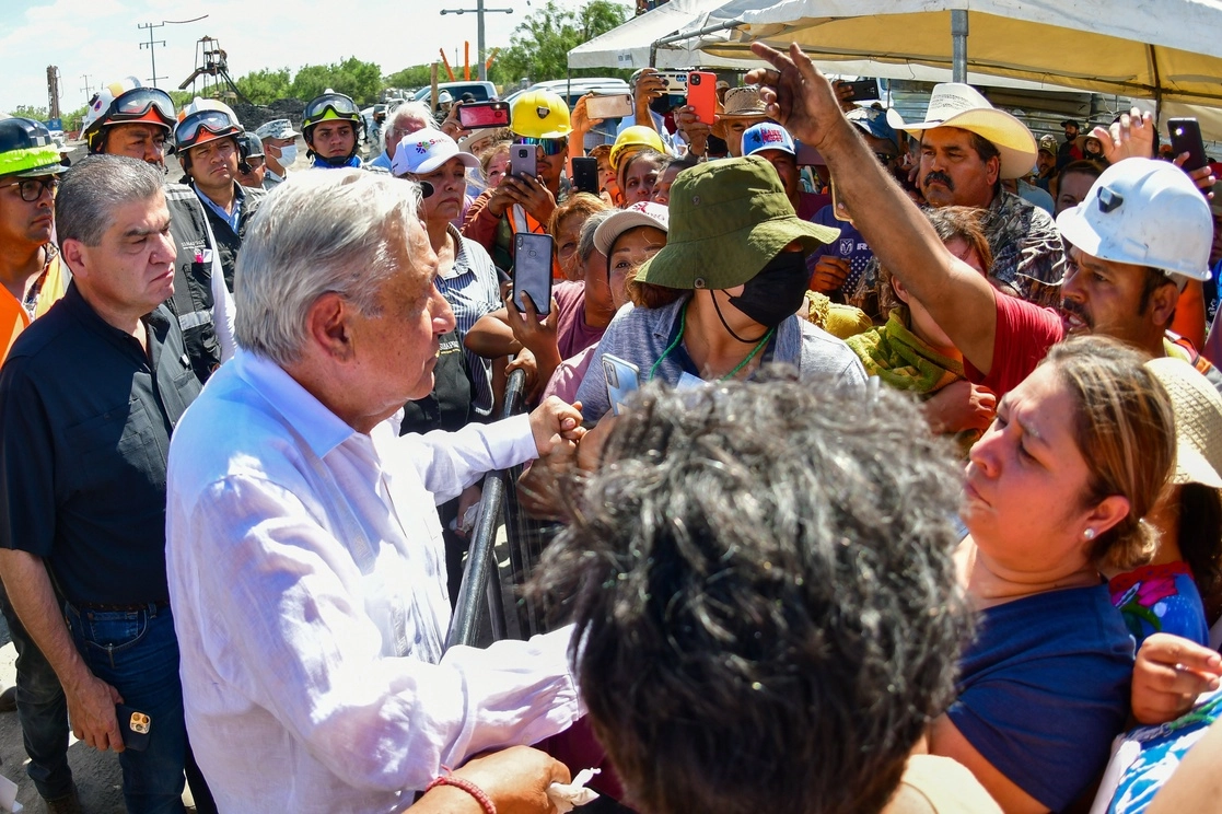 El presidente se entrevistó con familiares de los mineros atrapados. Foto Presidencia