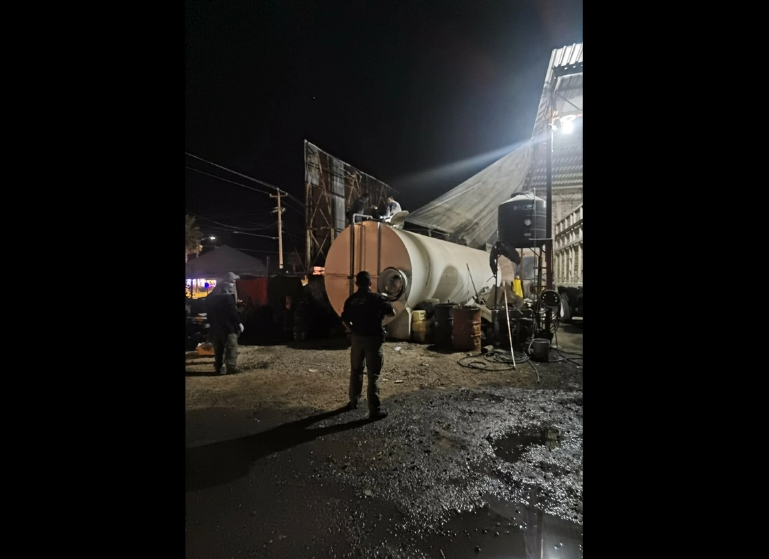 Contenedor hallado por elementos de la FGR en San Miguel El Alto, Jalisco, el cual contenía cerca de 20 mil litros de hidrocarburo. Foto La Jornada 