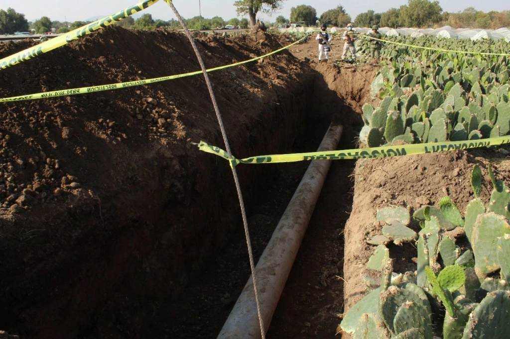 Autoridades aseguraron una toma clandestina subterránea de extracción de combustible en Tlalnepantla. Foto Cuartoscuro/Archivo