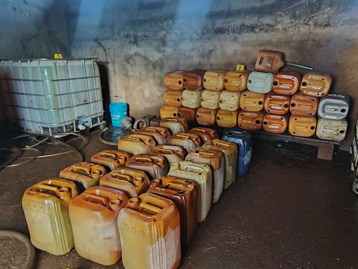 La Fiscalía General de la República en Tamaulipas, llevó a cabo cuatro cateos en los que aseguró más de 6 mil litros de combustible ilegal. Foto