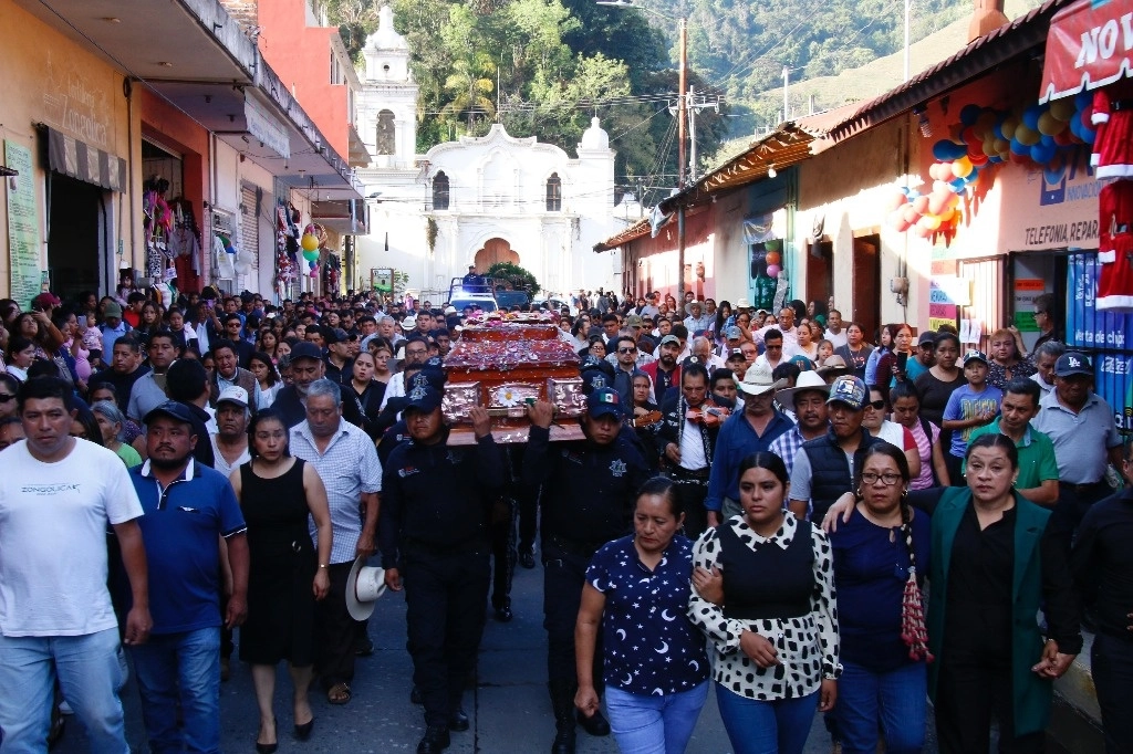 Familiares, amigos y pobladores, ayer, durante el cortejo fúnebre del diputado federal pevemista Benito Aguas Atlahua, quien fue asesinado el lunes. Todos se dirigen a la plaza principal de Zongolica, Veracruz, donde se realizó un homenaje de cuerpo presente. Foto Iván Sánchez 