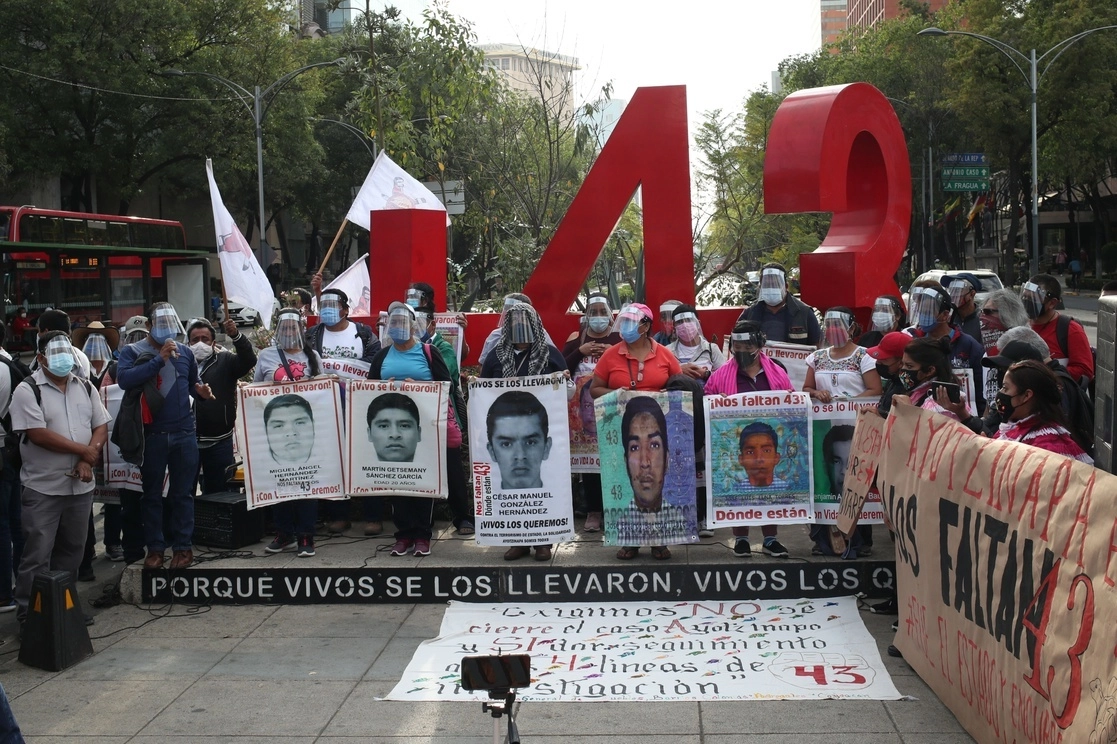 Padres de los 43 normalistas desaparecidos y organizaciones solidarias participaron en la Acción por Ayotzinapa en el antimonumento en la avenida Reforma, el 26 de enero de 2021. Foto José Antonio López