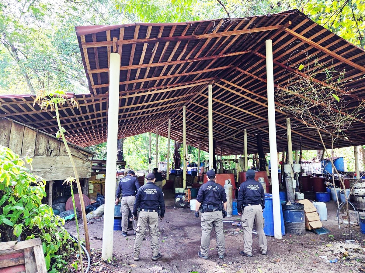 En la comunidad de Renacimiento Agua Hernández, del municipio de Chilpancingo, Guerrero, se localizó un campamento utilizado por la delincuencia organizada y aseguraron seis artefactos explosivos, un fusil de asalto, cargadores, cartuchos y equipo táctico.  Foto