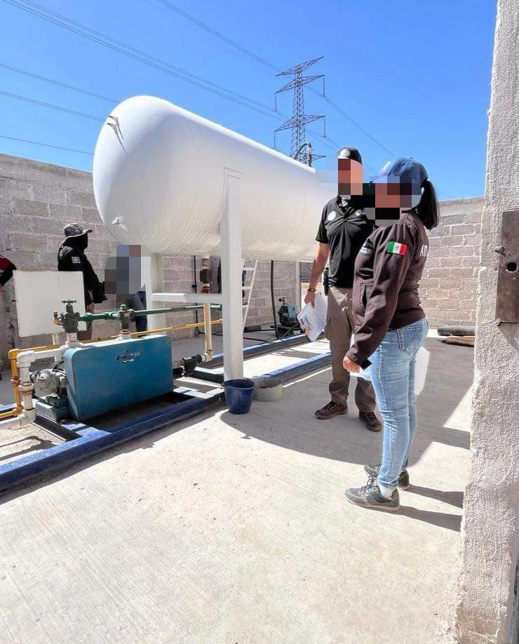 Se aseguró un arma de fuego abastecida con seis cartuchos, cuatro cartuchos adicionales, mil 776 pesos en efectivo, un tanque metálico con aproximadamente tres mil 500 litros de gas L.P., una camioneta y un vehículo. Foto FGR