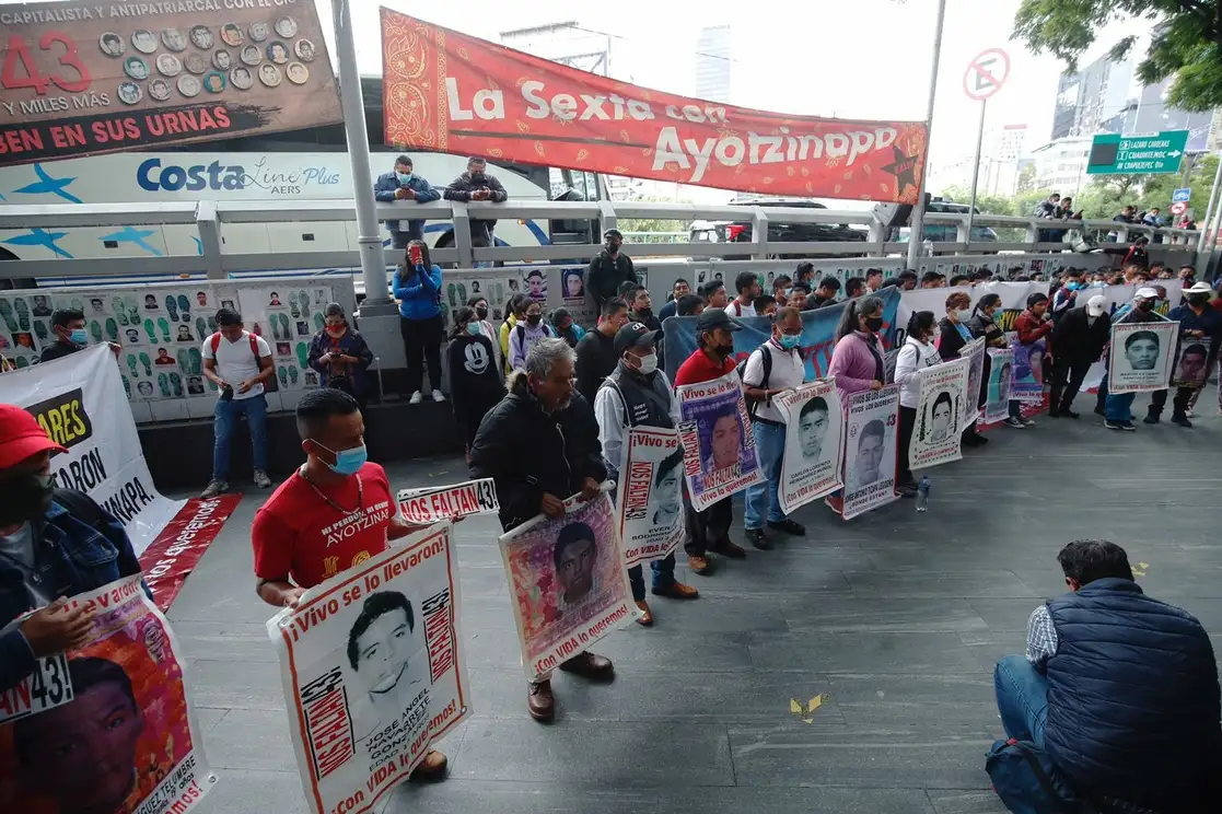 Madres y padres de los 43 estudiantes desaparecidos de la Escuela Normal Rural Raúl Isidro Burgos de Ayotzinapa realizan diversas actividades como parte del quinto día de la jornada de lucha en la sede de la FGR, en la Ciudad de México, el 15 de junio de 2022. Foto Cristina Rodríguez