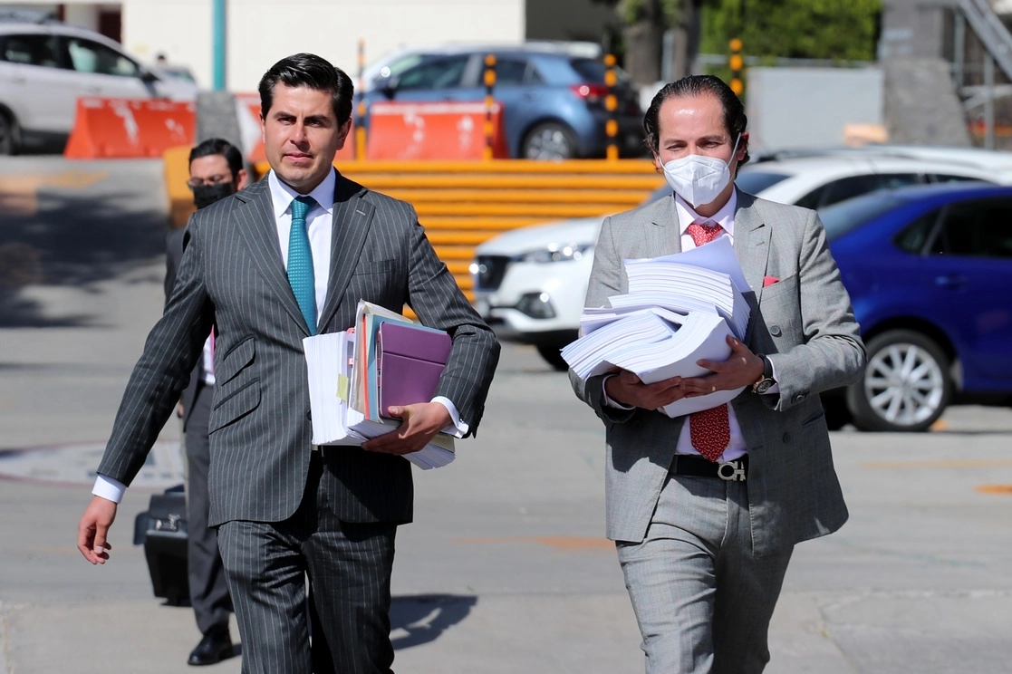 Mario Flores, abogado de Juan Collado, a su salida de los juzgados del Reclusorio Norte, donde se realizó una audiencia en contra de cuatro abogados acusados de extorsión y en la que se señala la presunta participación de Julio Scherer Ibarra, el 28 de febrero de 2022. Foto Roberto García Ortiz