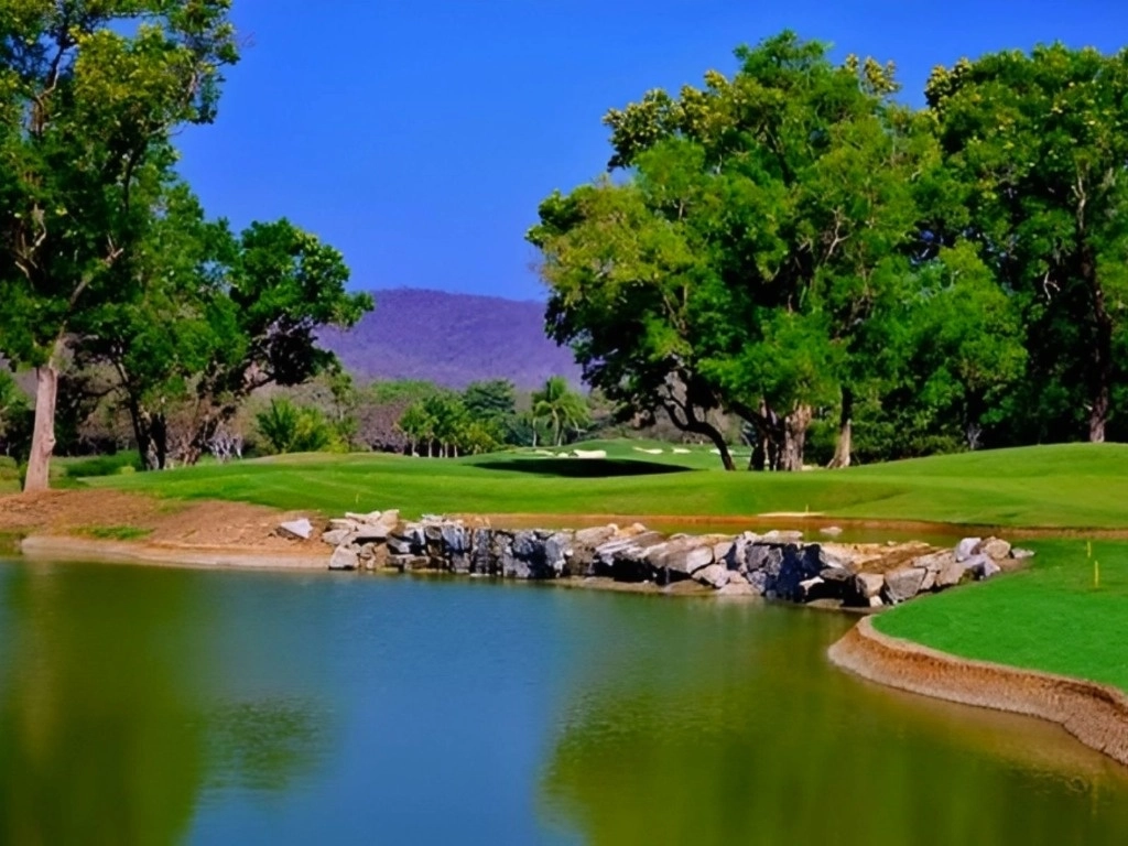 Campo de golf Tangolunda, ubicado en Huatulco, Oaxaca. Foto tomada del sitio https://bahiasdehuatulco.org / Archivo