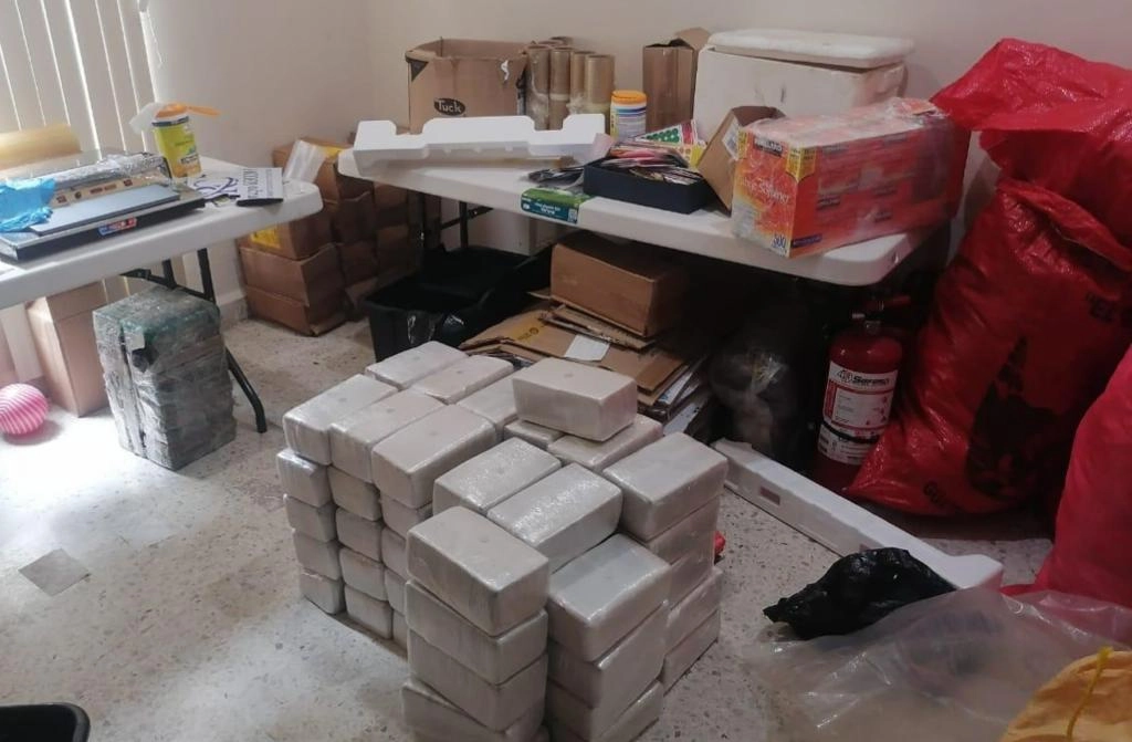 Las más de dos toneladas de cocaína hallada en un domicilio de Tapachula, Chiapas, estaba dividida en dos mil 14 envoltorios. Foto Cortesía FGR