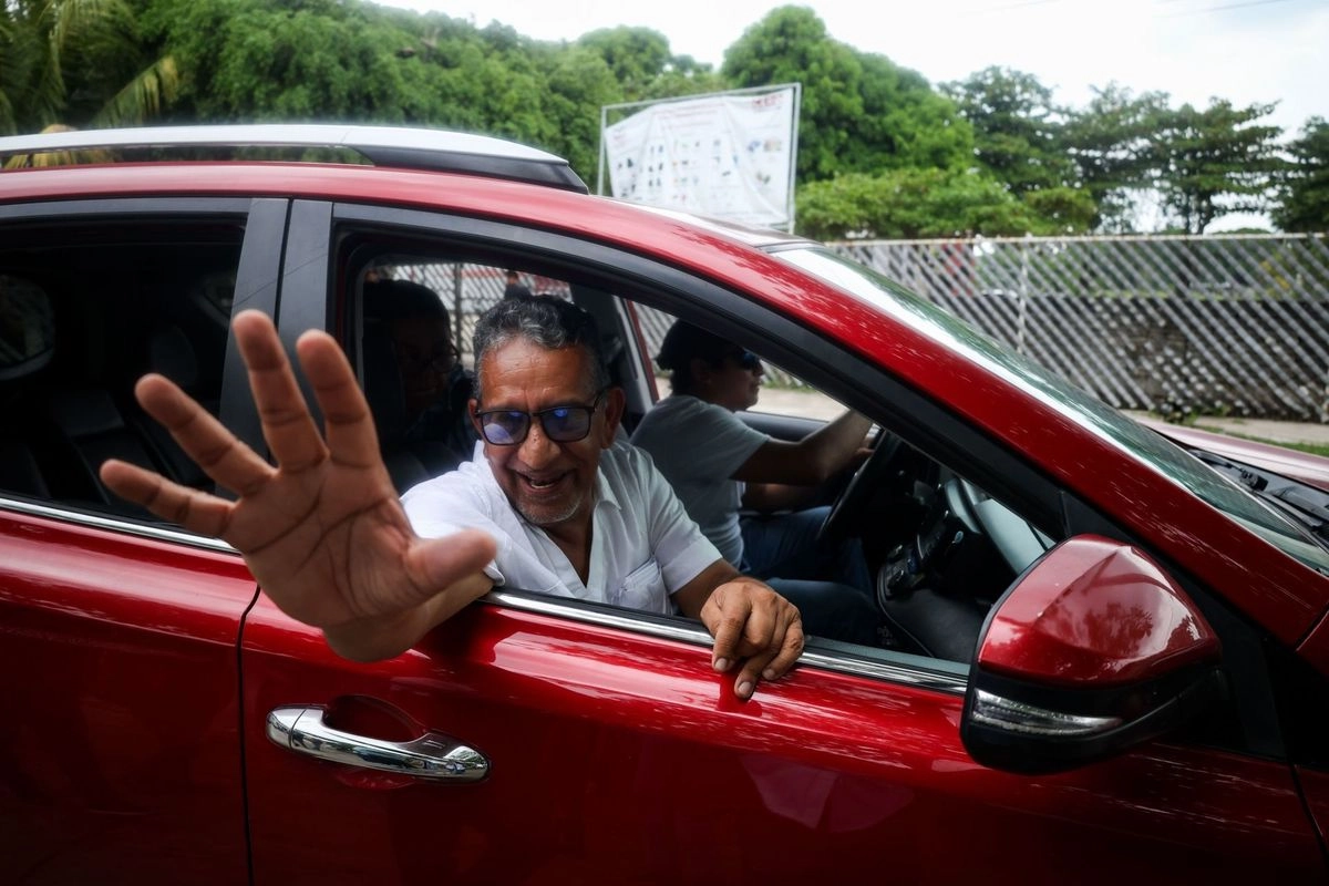 Alejandro Gertz Manero, titular de la FGR, señaló que el juez que liberó al organizador de caravanas, Luis García Villagrán, no consideró 75 pruebas en su contra. Foto 