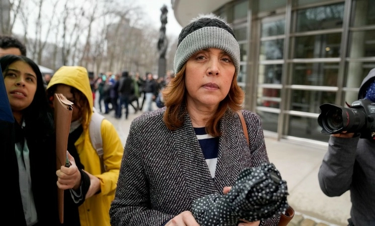 Linda Cristina Pereyra, esposa de García Luna, al salir de la corte en Nueva York después de que el ex secretario de Seguridad Pública fue declarado culpable de narcotráfico, en febrero pasado. Foto Ap 
