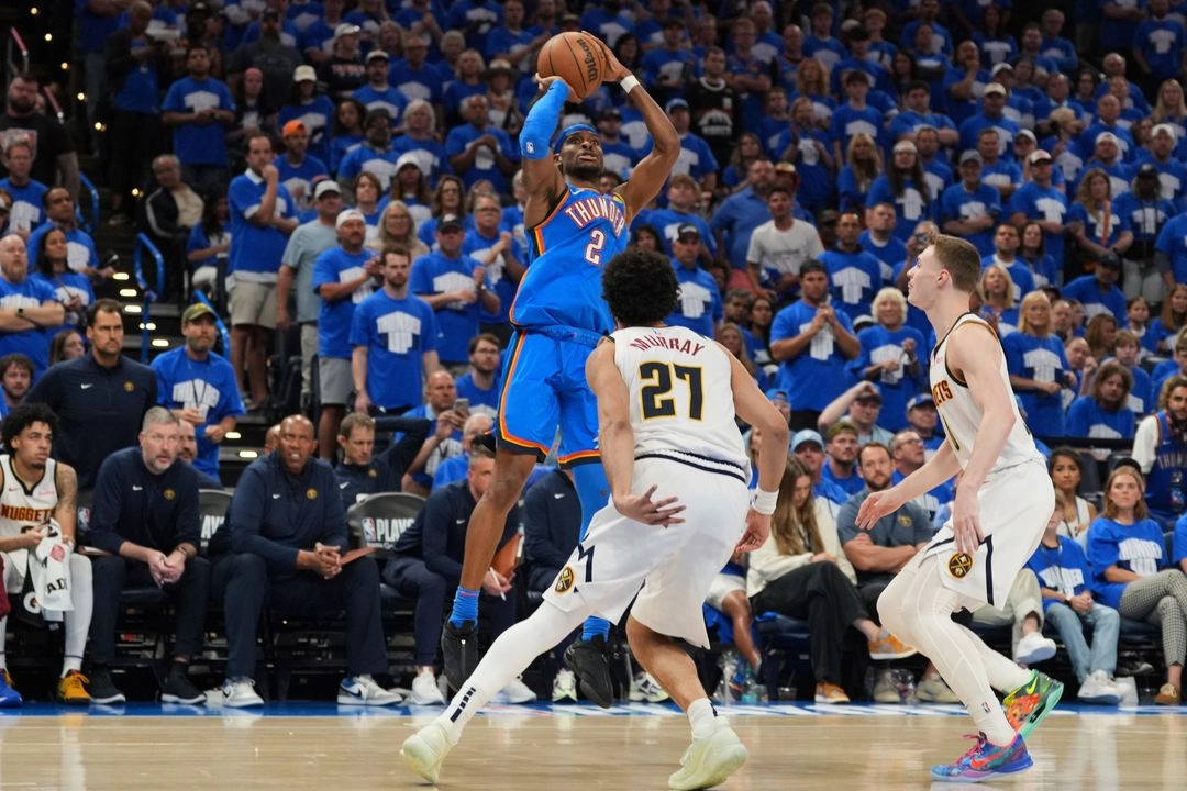 El base del Oklahoma City Thunder, Shai Gilgeous-Alexander (2), lanza por encima de Jamal Murray (27) y Christian Braun, de los Denver Nuggets, a la derecha, en la segunda mitad del séptimo partido de las semifinales de la Conferencia Oeste de los playoffs de baloncesto de la NBA
