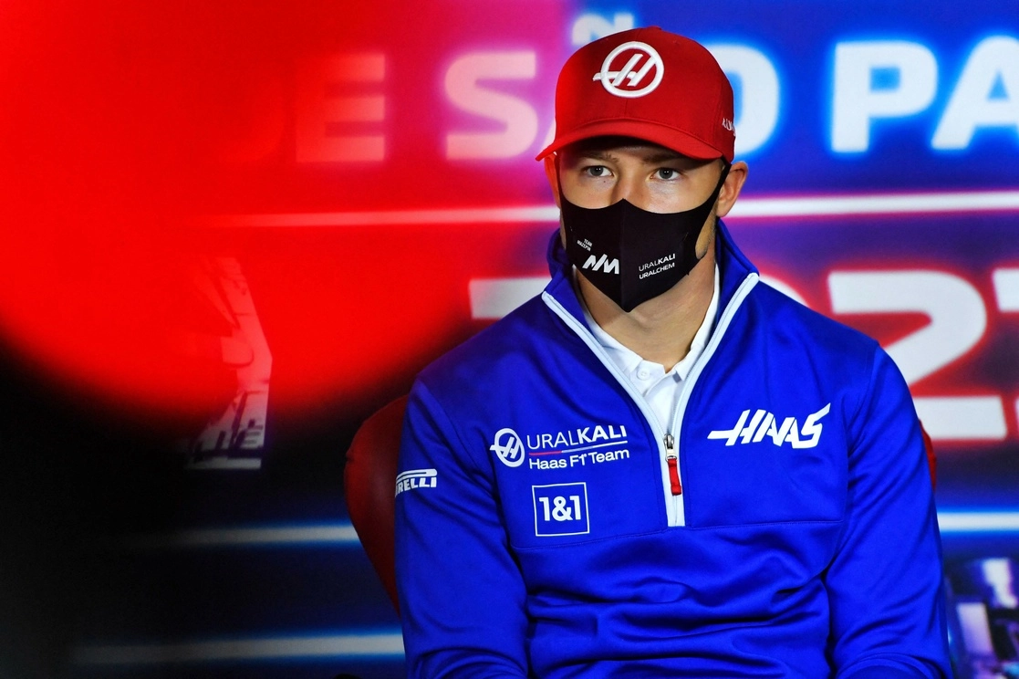 Nikita Mazepin, del equipo Haas de Fórmula 1, así como el resto de los pilotos rusos y bielorrusos, deberán firmar una declaración especial de compromiso para poder participar en toda competencia, estableció la FIA. Foto Afp