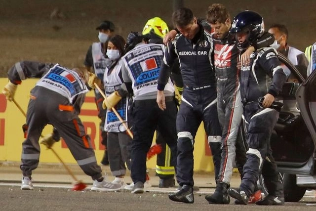 El ente rector de la Fórmula Uno abrió una investigación por el accidente que sufrió Romain Grosjean en el Gran Premio de Baréin, mientras el piloto francés dio las gracias a los que le ayudaron a salir de entre las llamas. Foto Hamad I Mohammed / Pool / Afp