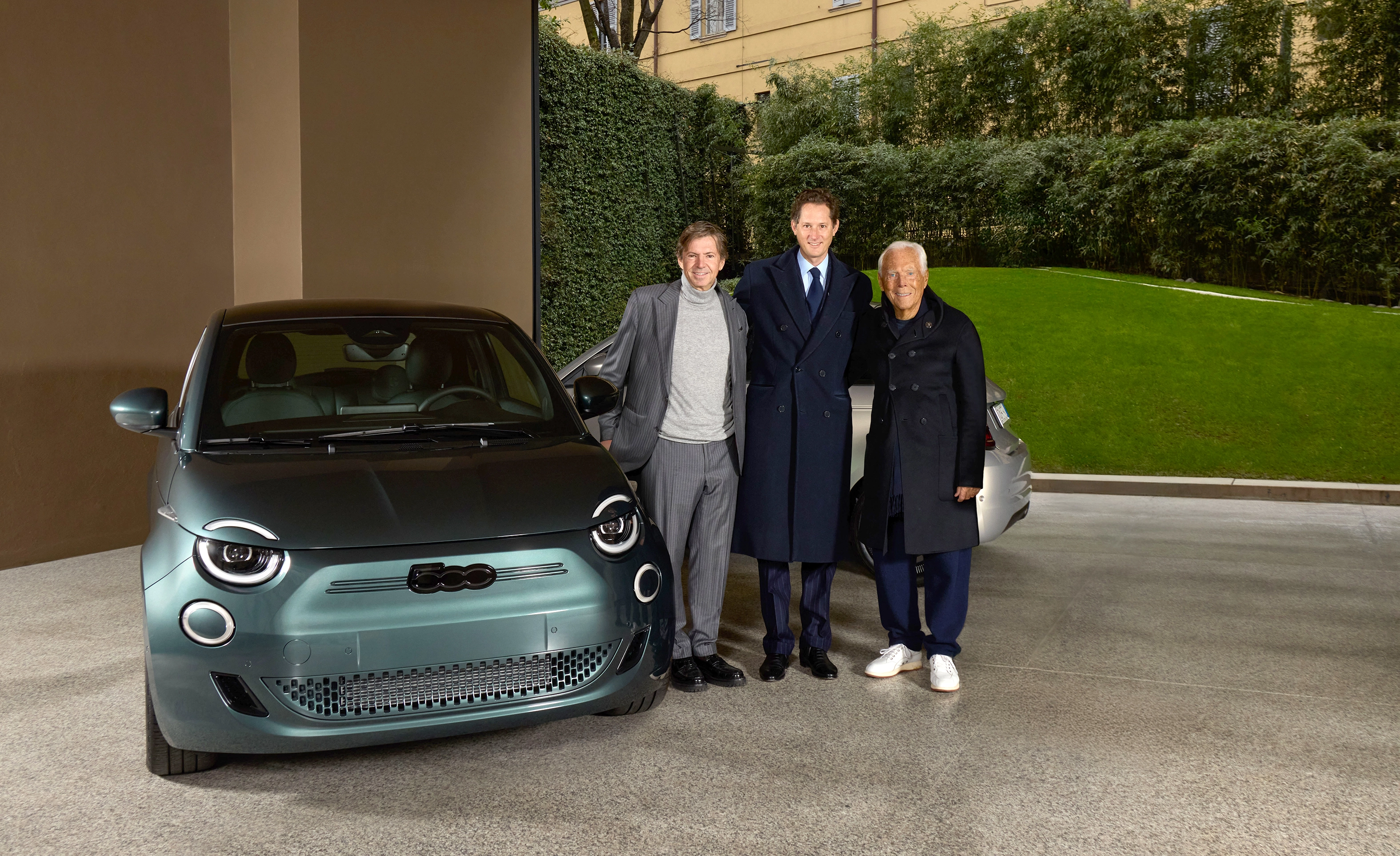 El CEO de Fiat y CMO Global de Stellantis, Olivier Francois; el presidente de Stellantis, John Elkann; y Giorgio Armani posan al lado de las primeras unidades del Fiat 500e Giorgio Armani Collector´s Edition. Foto