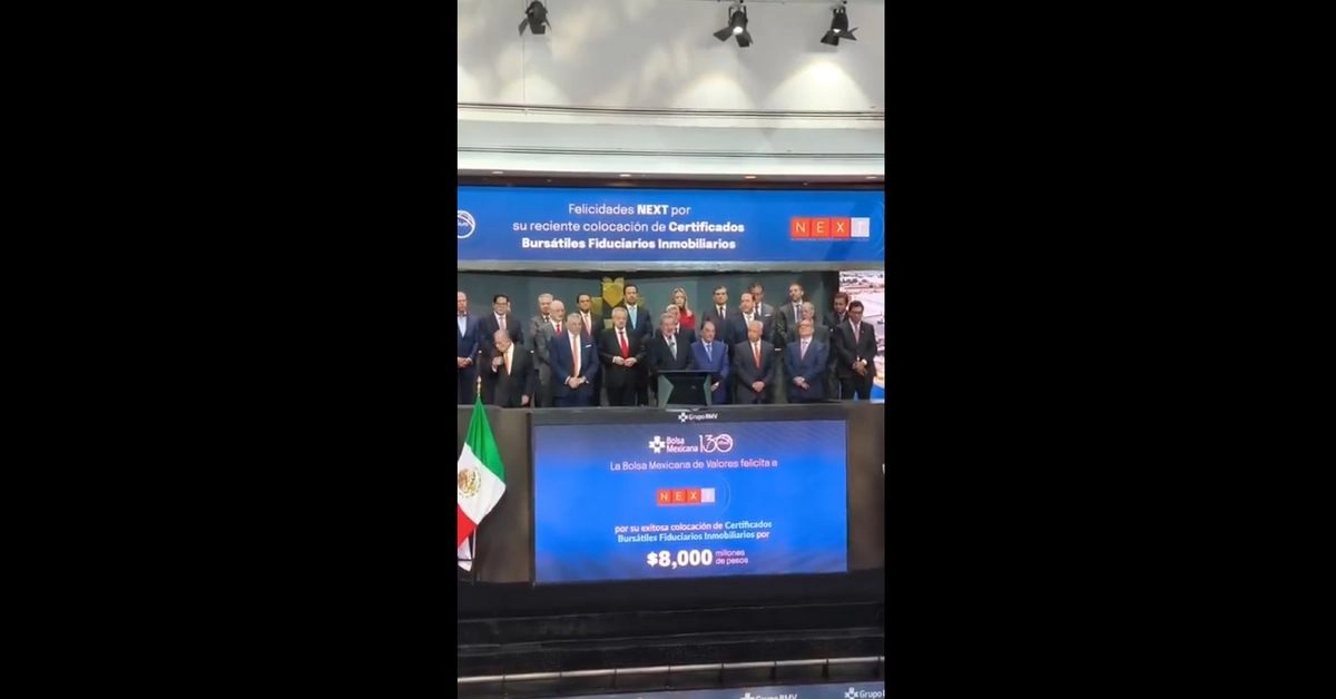 Campanazo simbólico de Fibra Next en el piso de remates de la BMV. Foto