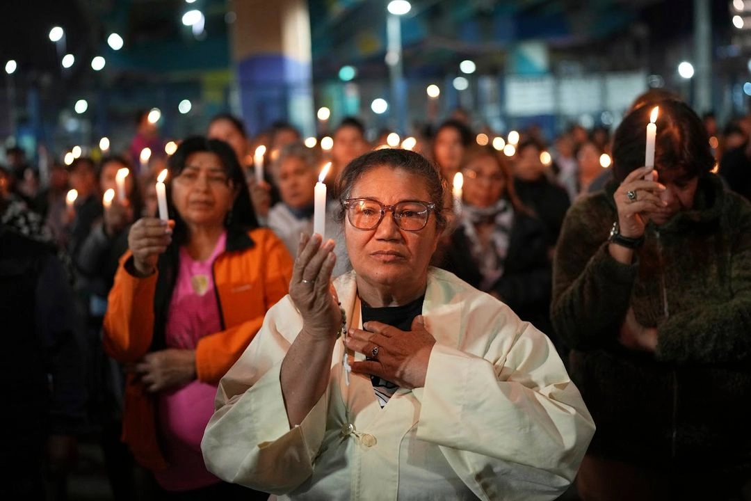 Tras la muerte del papa Francisco, las muestras de apreció al jesuita se multiplicaron, tal es el caso de una misa que se realizó bajo un puente de una autopista en el barrio marginal Carlos Mugica, en Buenos Aires. 
