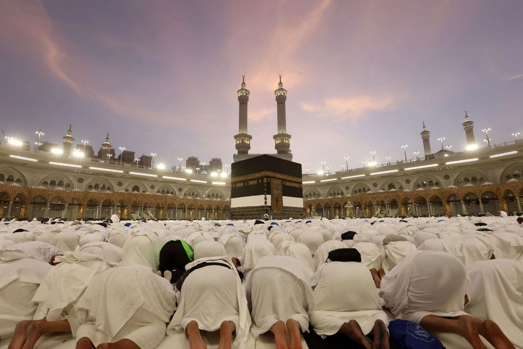 Fieles musulmanes rezan alrededor de la Kaaba, el santuario más sagrado del islam, en el complejo de la Gran Mezquita de La Meca, el 2 de junio de 2025. Foto 