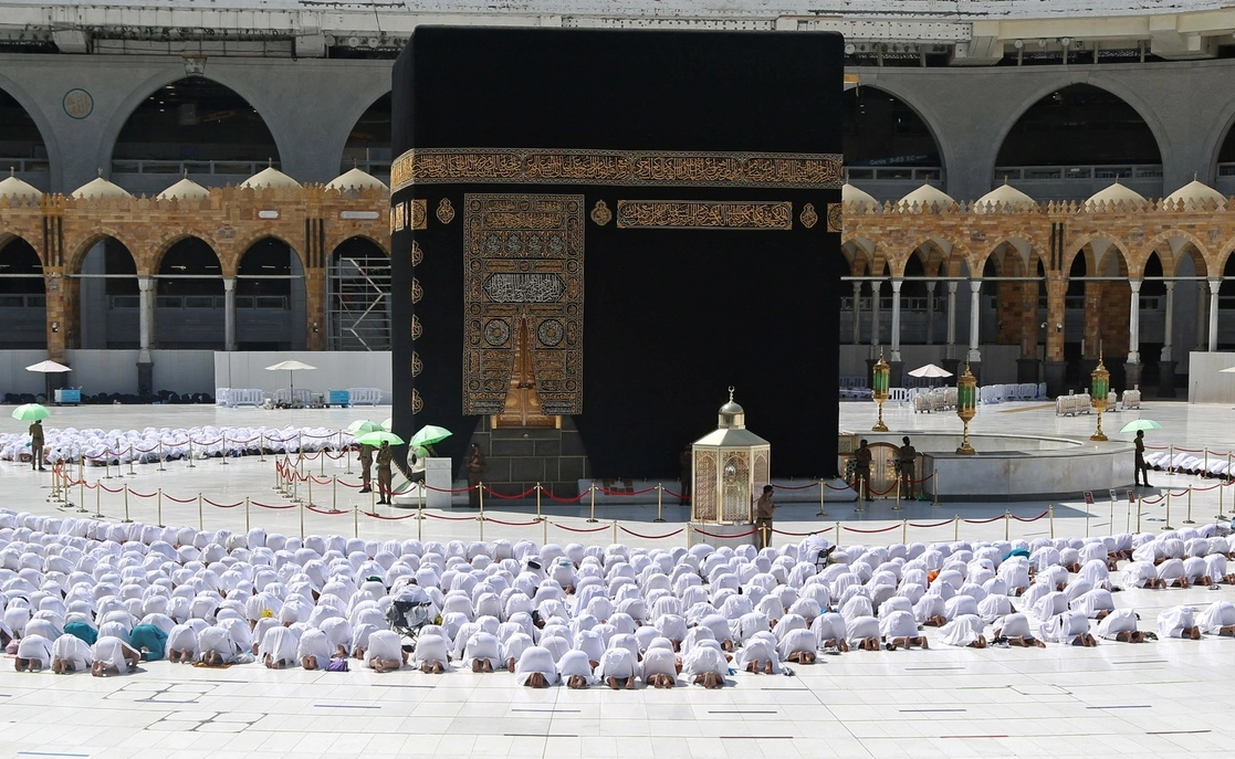 La Gran Mezquita opera a su máxima capacidad bajo la obligación del uso de cubrebocas. informaron autoridades de Arabia Saudita. Foto Afp