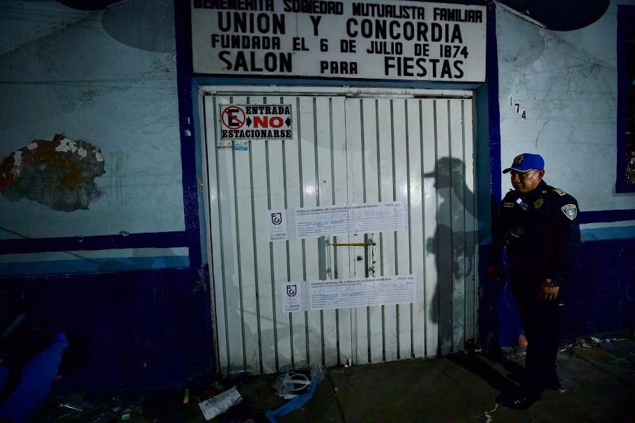 El desalojo del lugar se efectuó a las 18 horas; ya por la noche, los equipos de emergencia sacaron objetos personales que dejaron sobre la acera, de los que sólo algunos fueron recogidos, para luego clausurar el lugar que podría enfrentar la extinción de dominio. Foto 